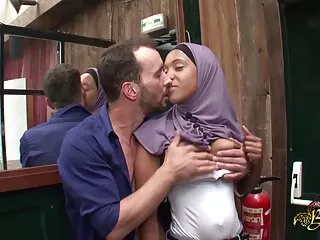 Koca masaj salonunda gizli seks Kıçını Arabaya Attı