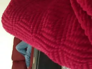 Büyük memeli gizlisikisler bir komşu, bir aile ziyafeti sırasında bir adama oral seks verdi
