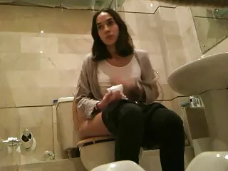 Doğal gizli çekim soyunma videoları Leah Gotti sıkı, güzel bir eşek çıktı ve sevimli bir ağızda bitti