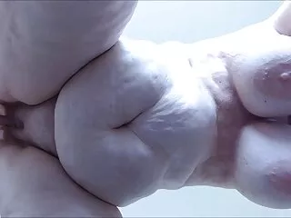 Genç bir kız Jessie Lynne'in sıkı deliklerine zar zor sığan porno özel çekim dev bir yarak