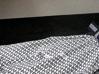 Genç minx Kennedy Leigh'in şehvetli porno-solo ve şiddetli orgazmı liseli seks gizli