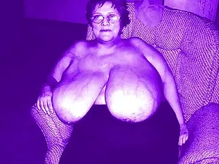 Kadın kendini vibratörle boşalttı ev çekimi türk porno